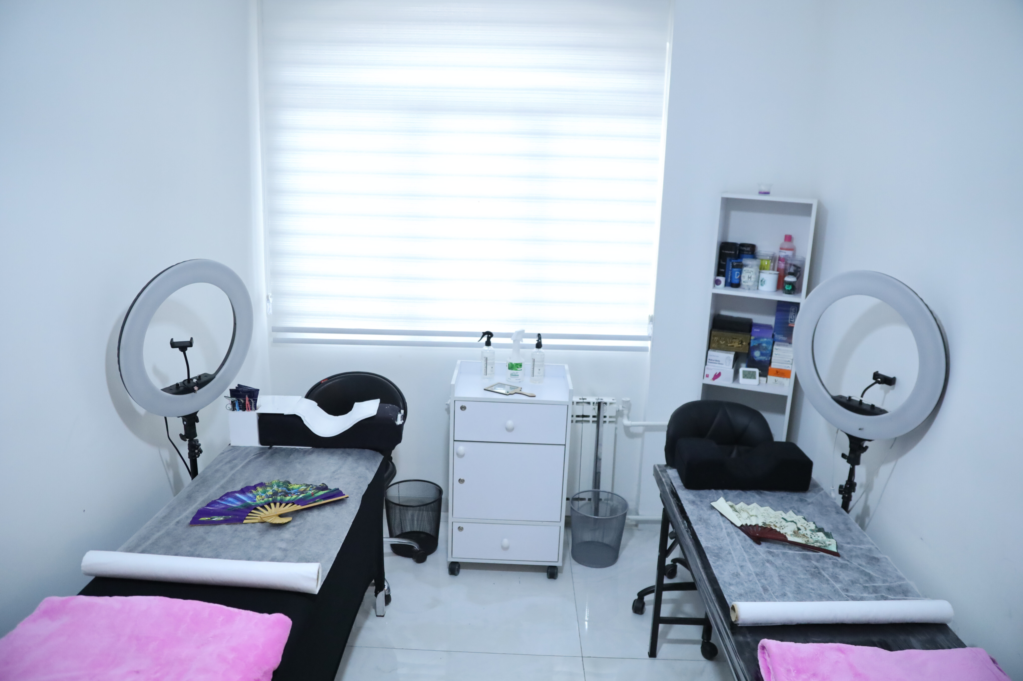 اجاره اتاق و میزناخن و ناخنکار ومژه‌کار و تخت مژه