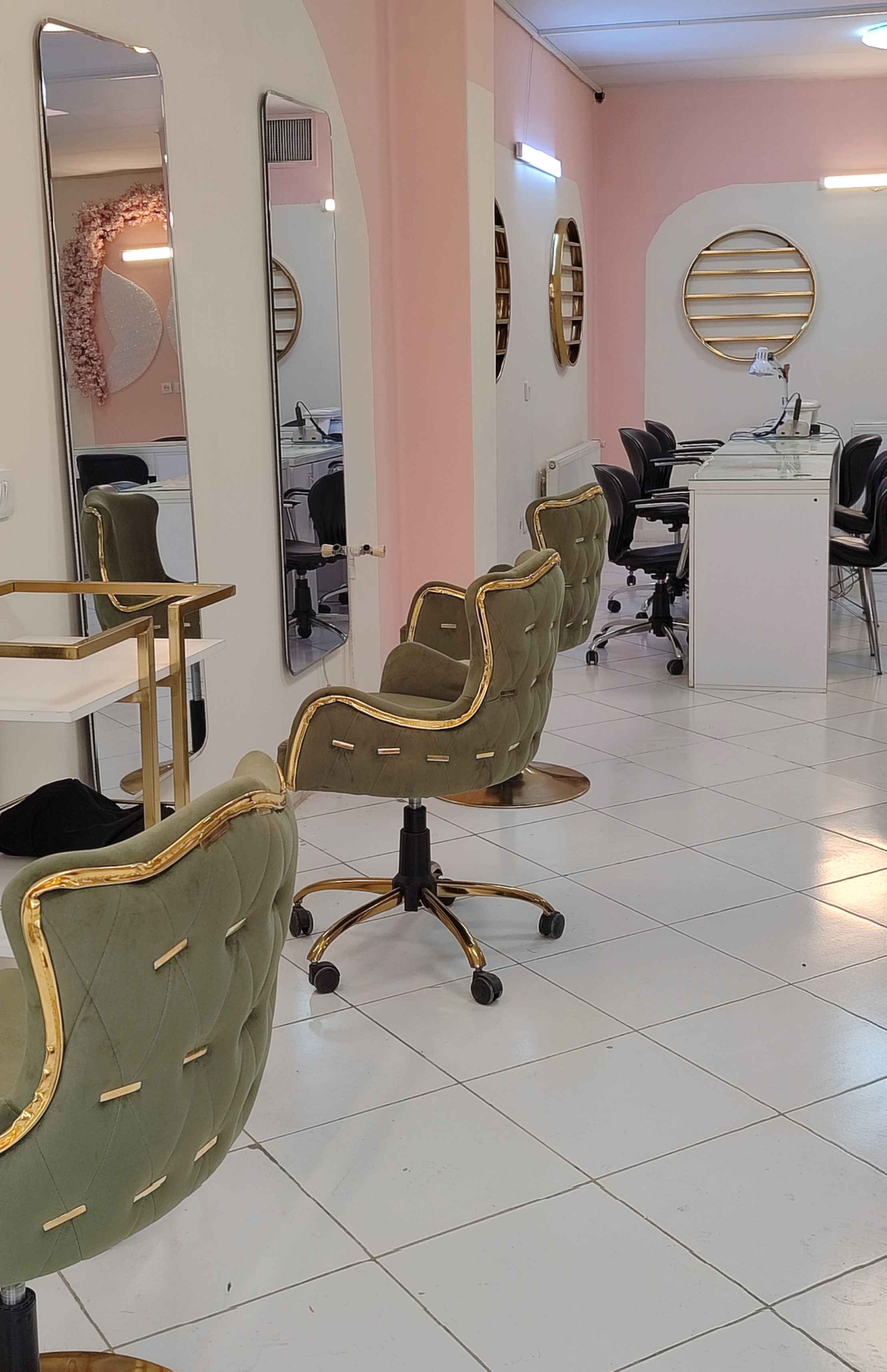 اجاره میز و تخت و همکاری درصدی با پرسنل پر مشتری