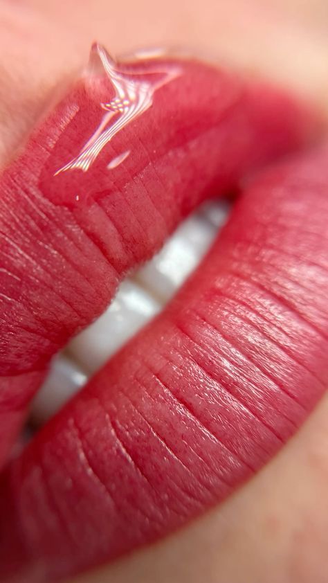 مدل برای اجرای شیدینگ لب و بن مژه