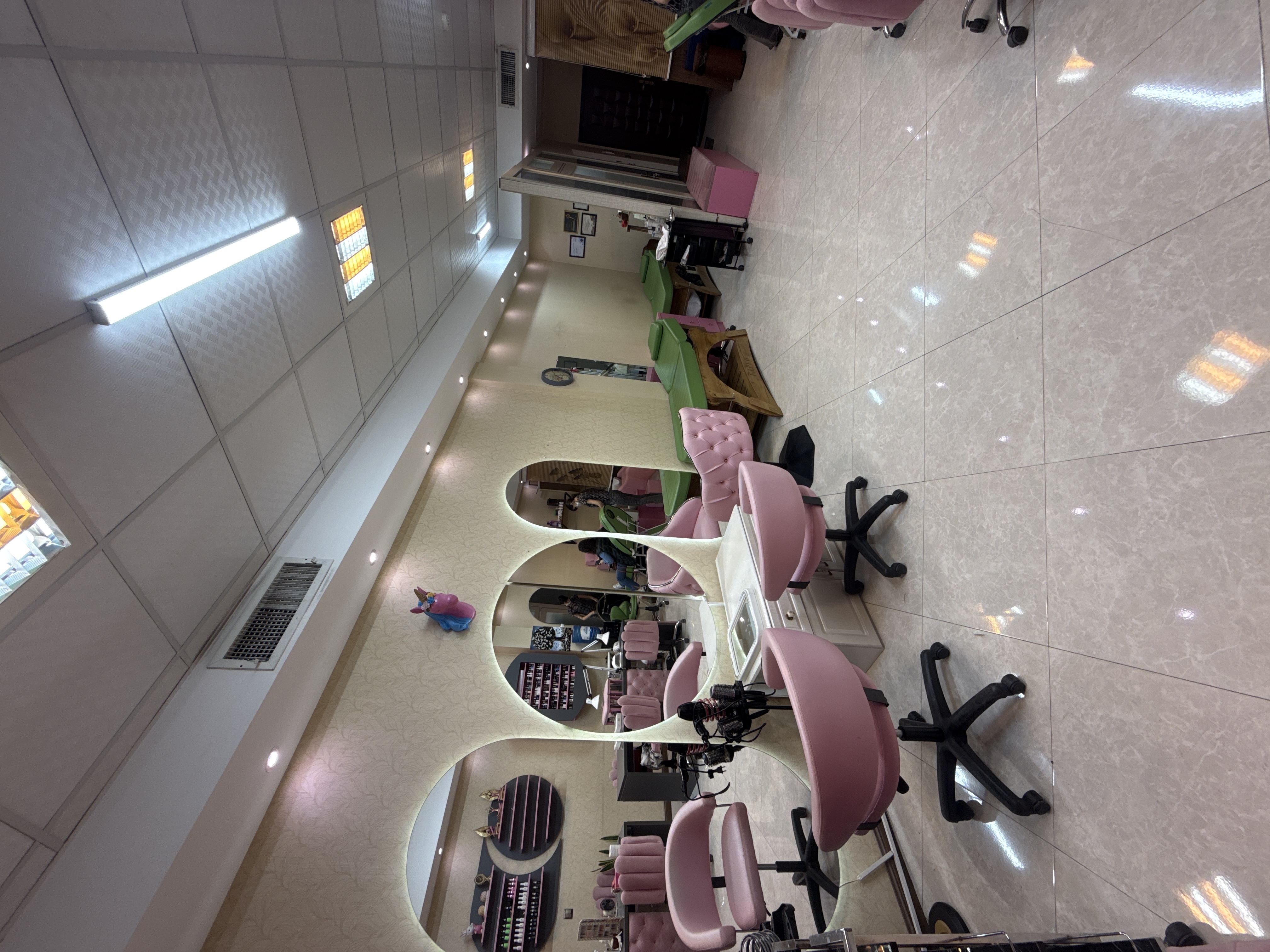 همکاری با ناخنکار و مژه کار با تجربه