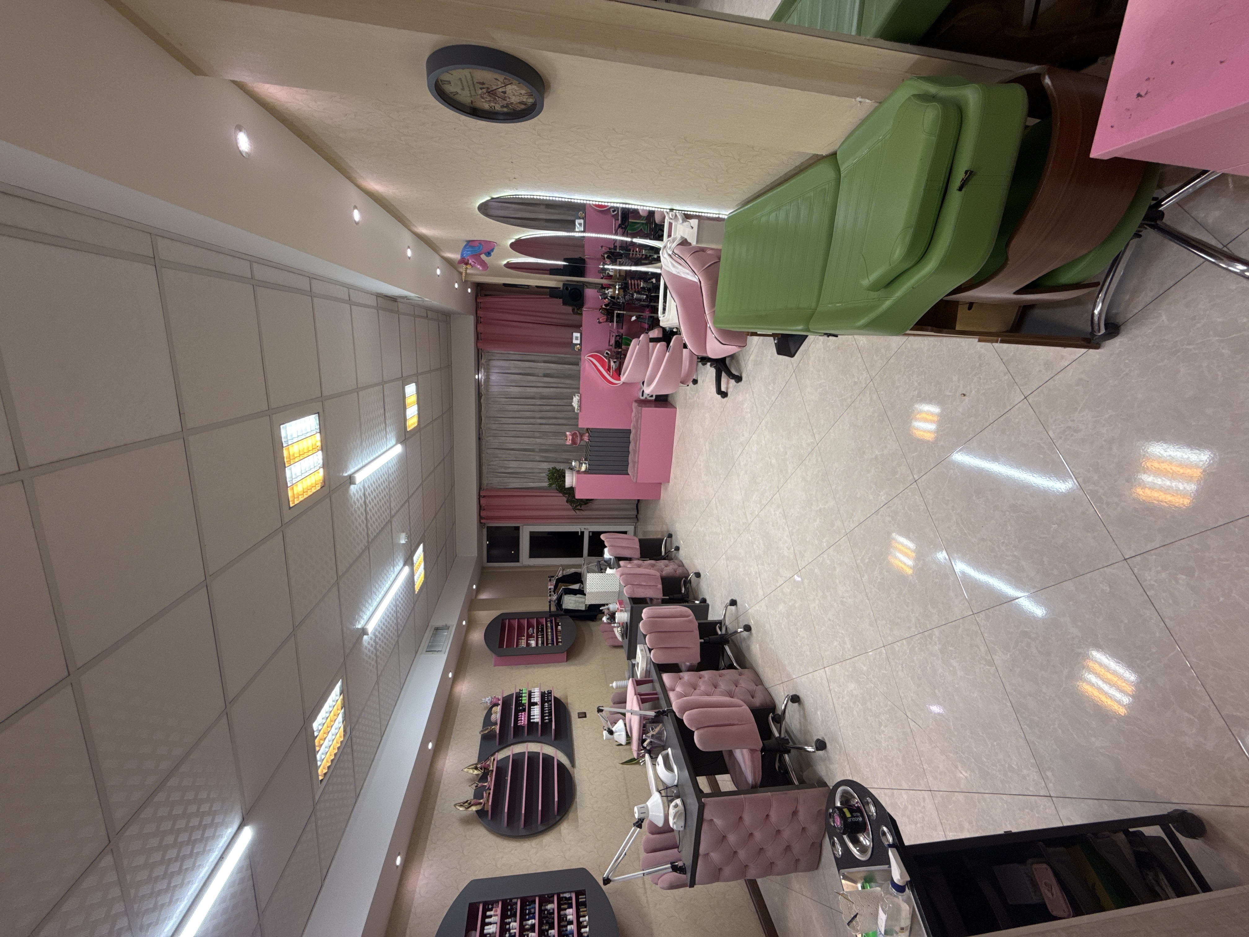 همکاری با ناخنکار و مژه کار با تجربه