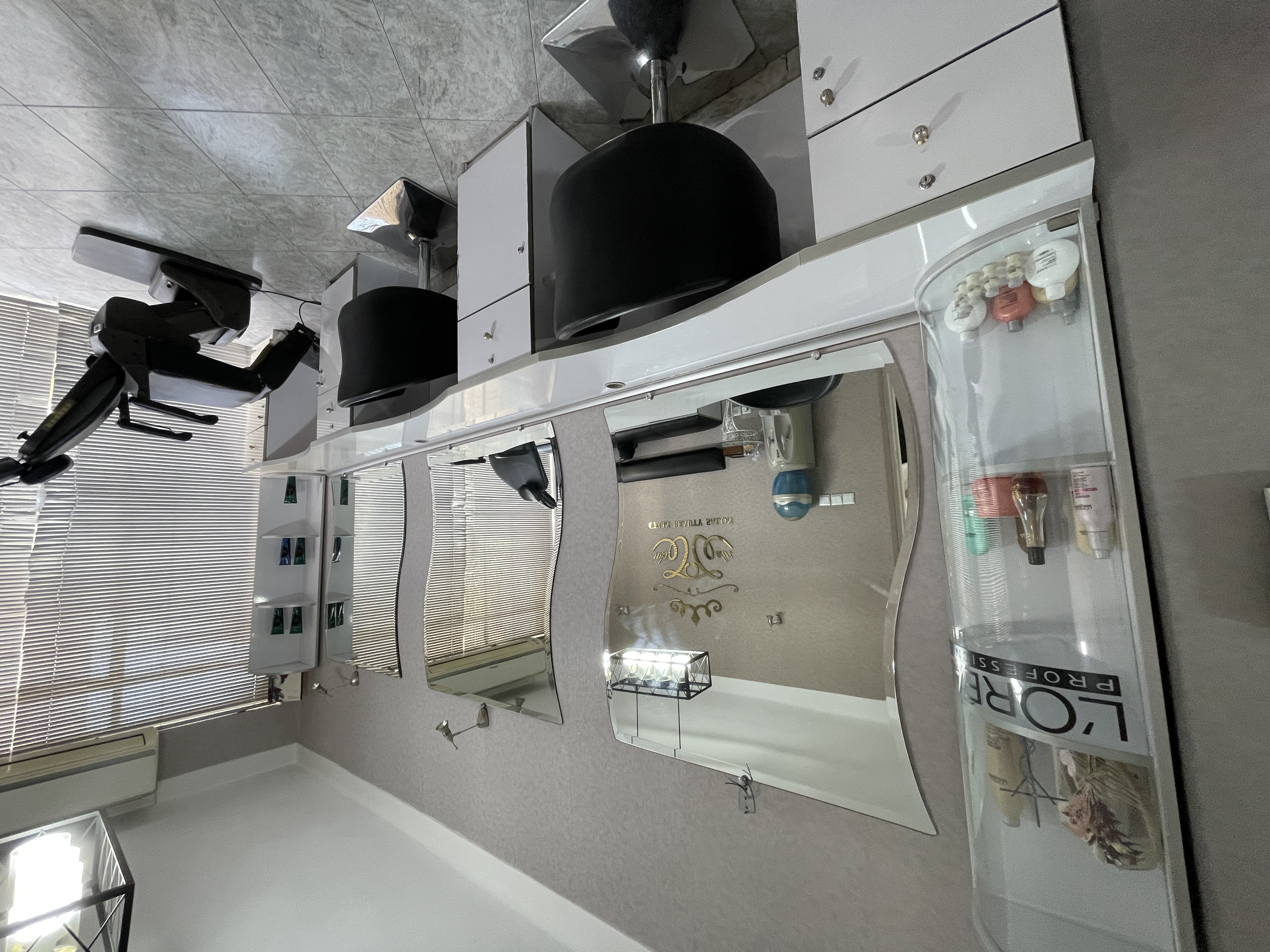 دکور سالن زیبایی همراه 5 اینه .کابین حمام با جکوزی