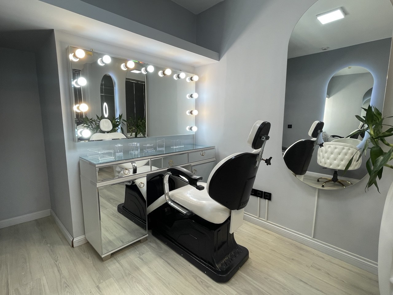 استخدام ناخنکار،پدیکوریست،کوپکار،اصلاح صورت و ابرو