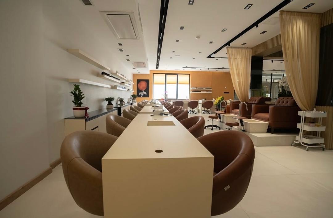 دستیار ناخن حرفه ای