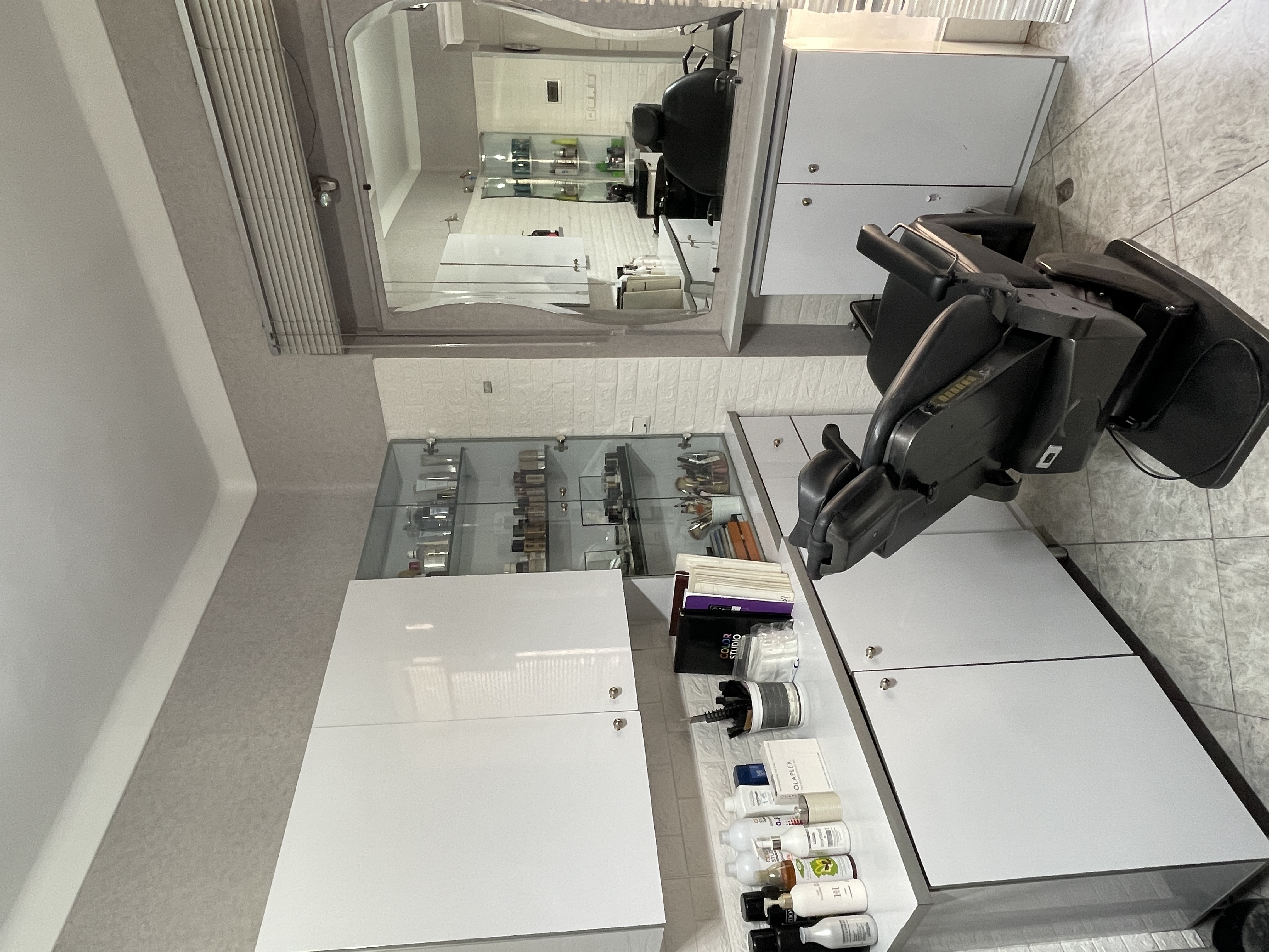 دکور سالن زیبایی همراه 5 اینه .کابین حمام با جکوزی