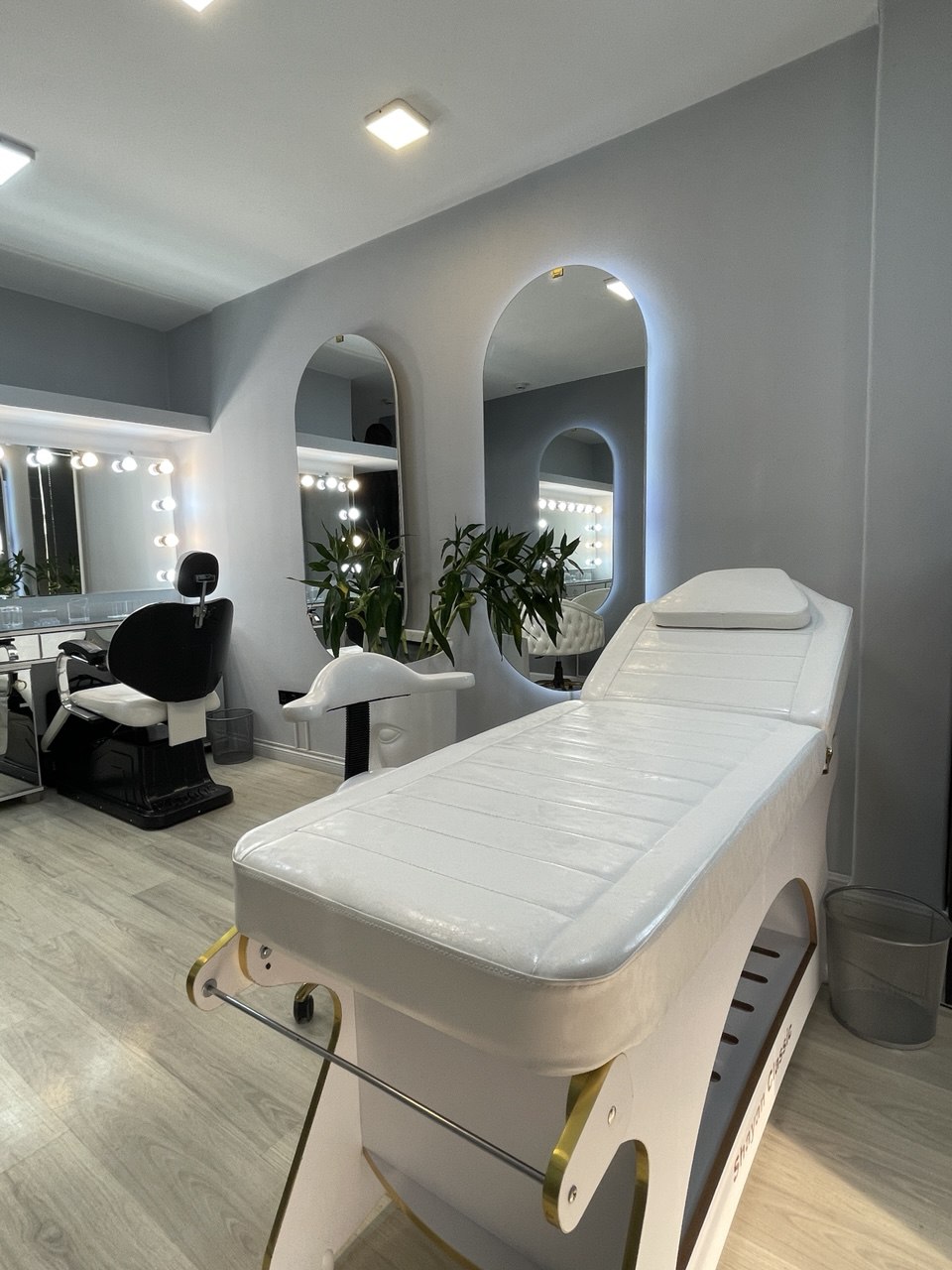 استخدام ناخنکار،پدیکوریست،کوپکار،اصلاح صورت و ابرو