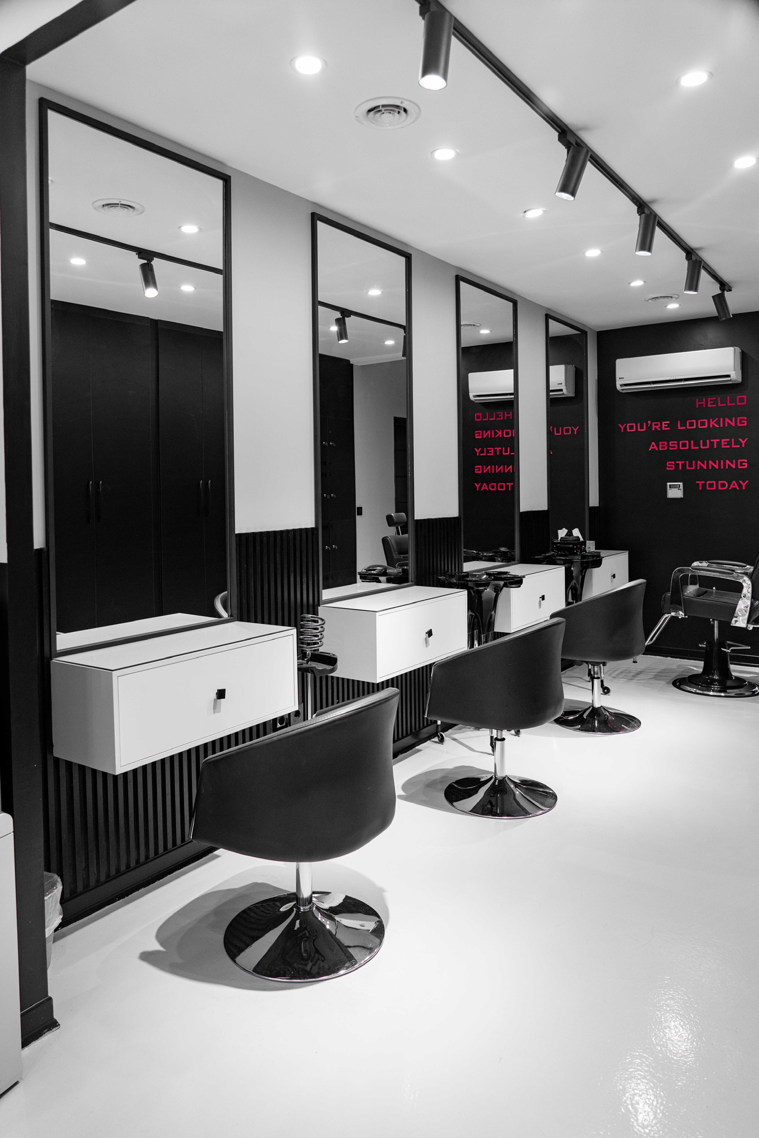 همکاری با ناخن کار و مژه کاری حرفه ای (با مشتری)