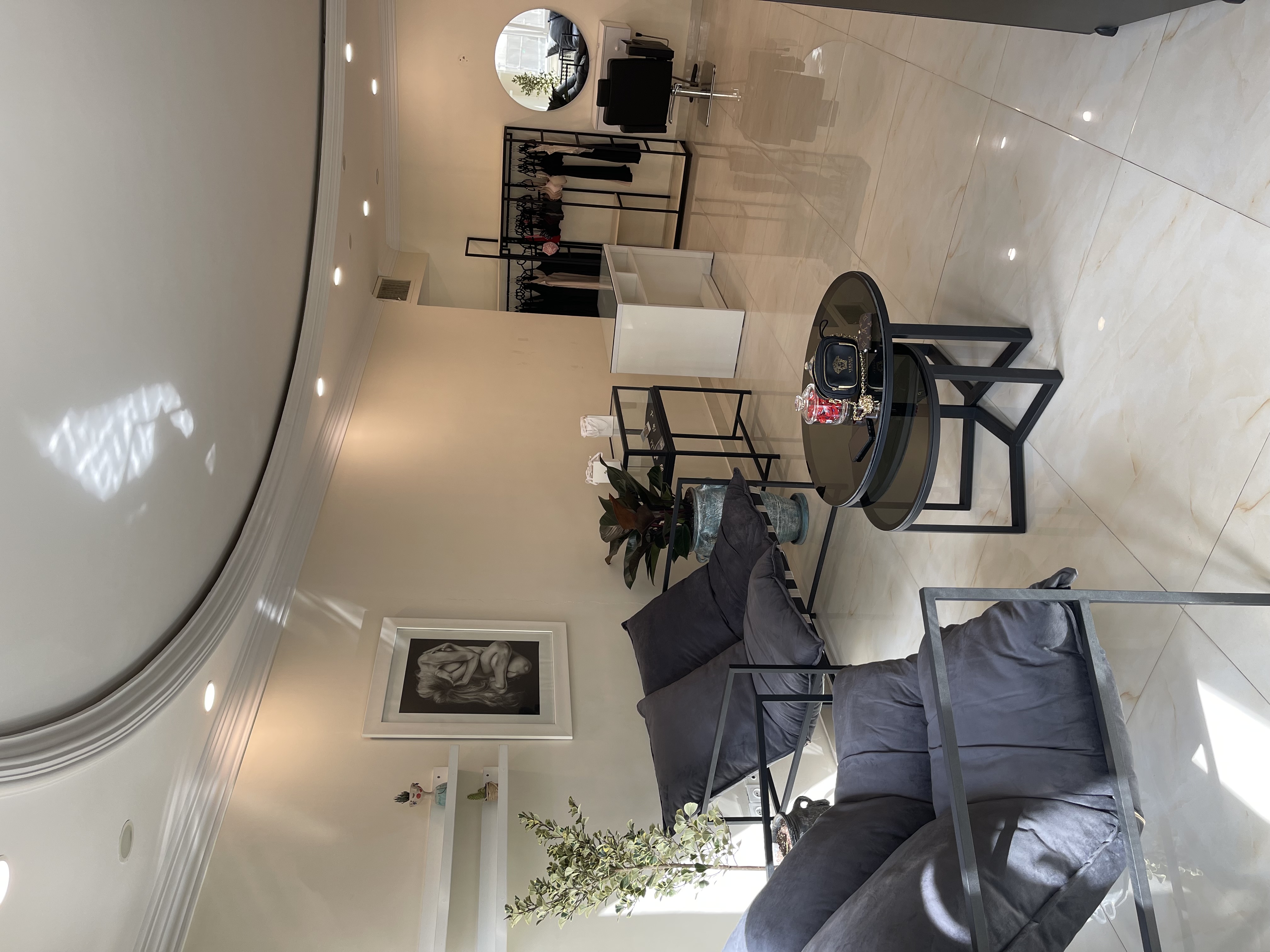 اجاره اتاق، تخت مژه و میز ناخن