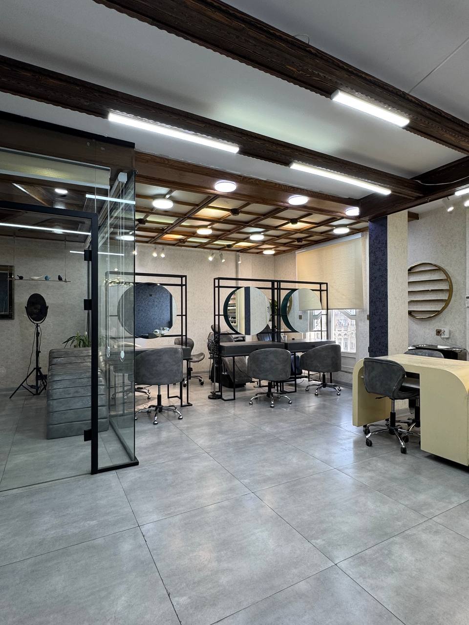 اصلاح کار - کوپ کار - مژه کار - پدیکوریست 