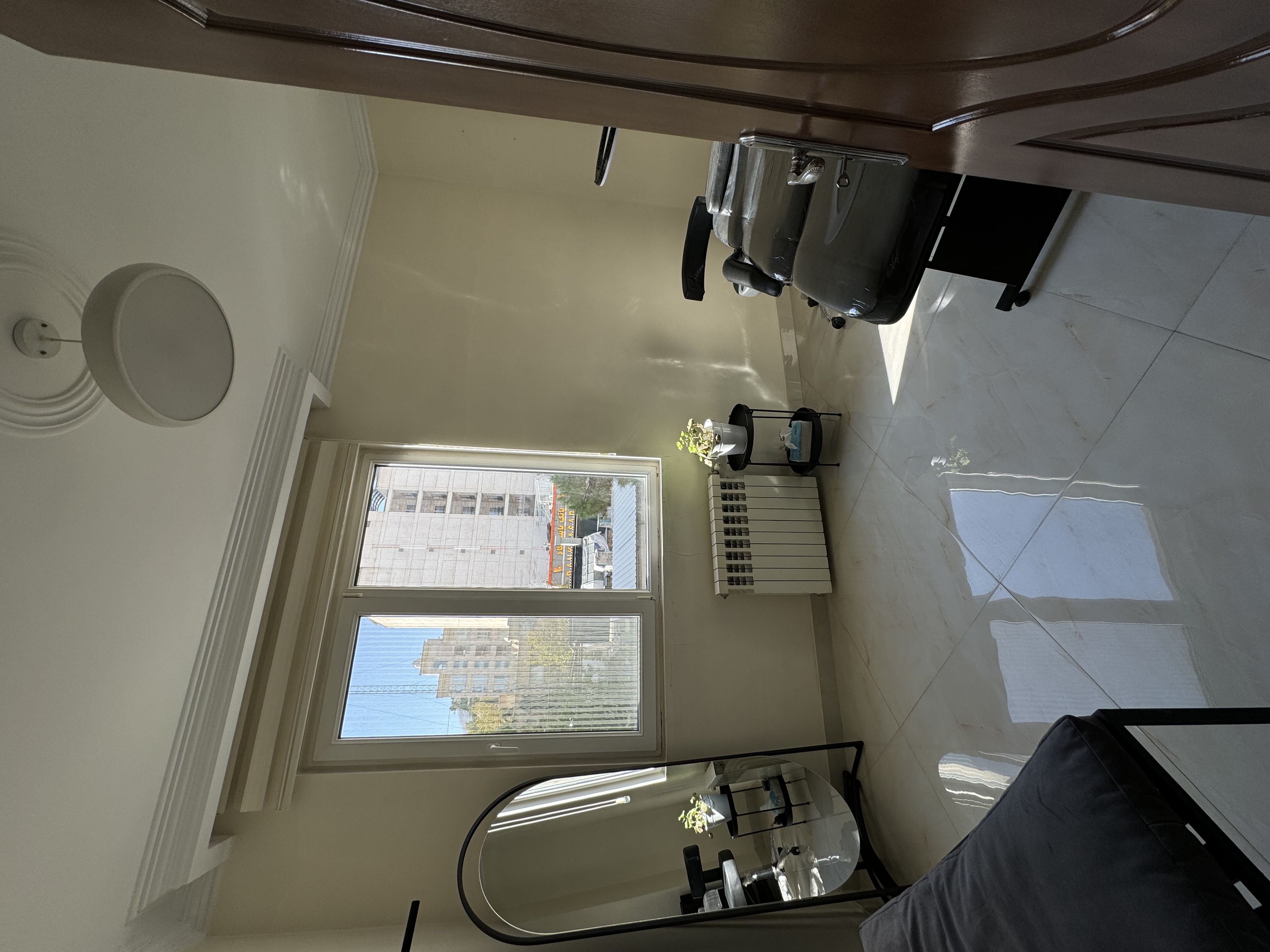 اجاره اتاق، تخت مژه و میز ناخن