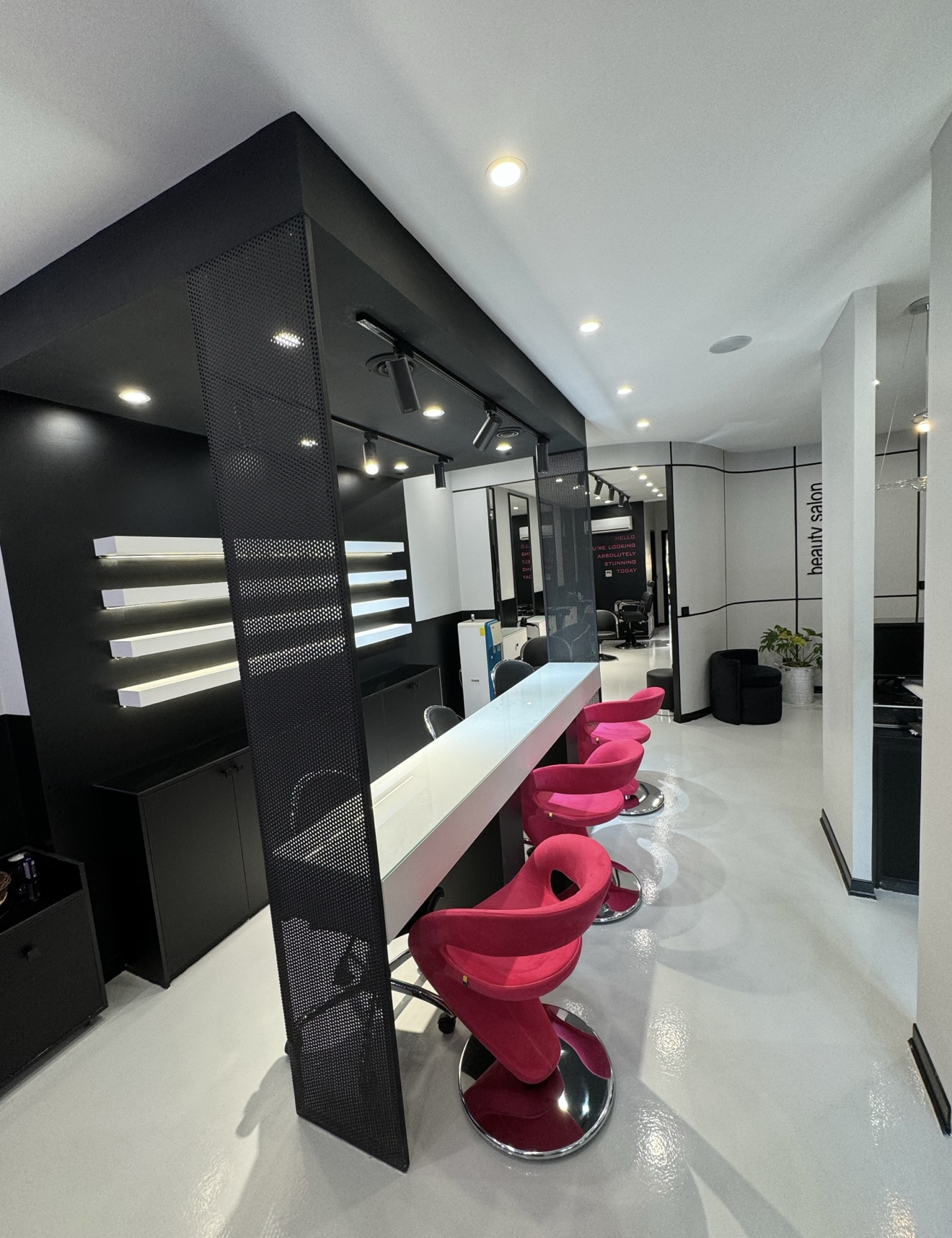 همکاری با ناخن کار و مژه کاری حرفه ای (با مشتری)