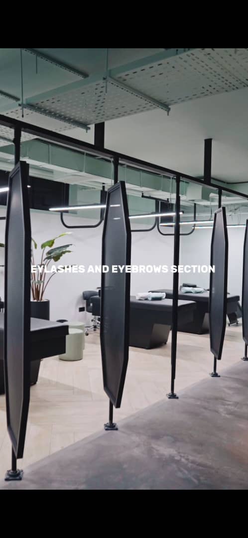 استخدام نیروی حرفه ای لاین مژه و ناخن