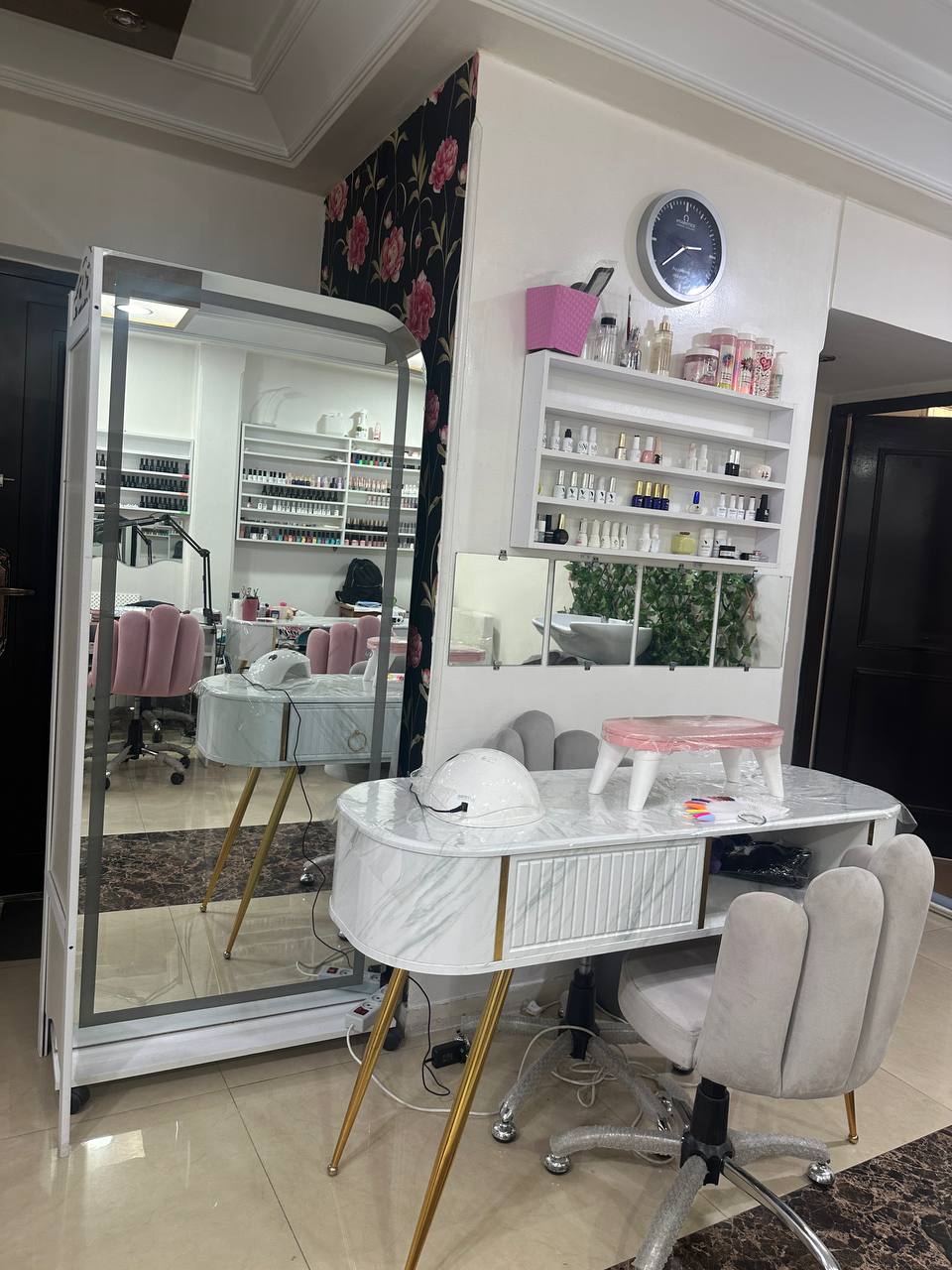 اجاره اناق13 متری و 6 متری، میز ناخن و تخت مژه