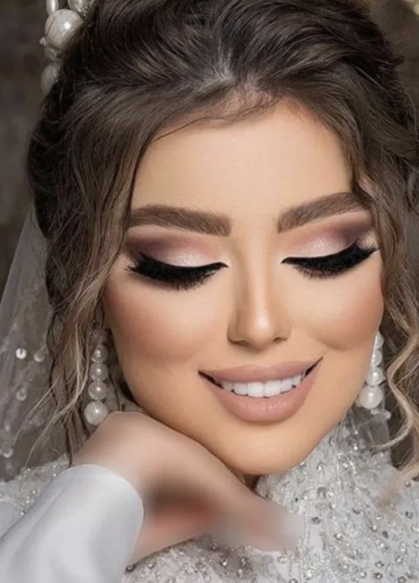 ناخنکار و پدیکوریست و دستیار و اصلاح و ابرو کار