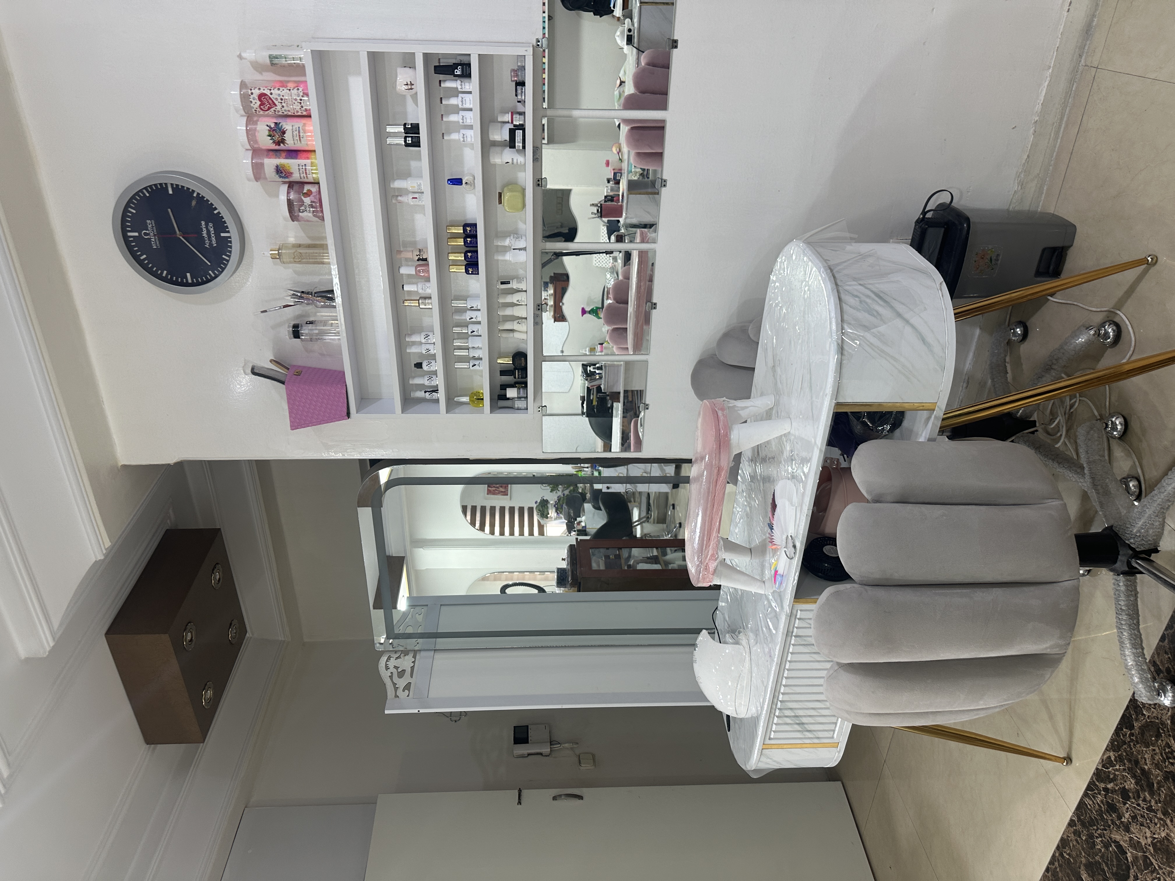 اجاره اناق13 متری و 6 متری، میز ناخن و تخت مژه